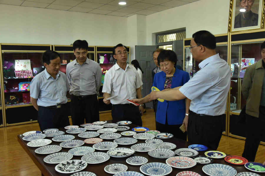 3参观教育系学生作品陈列室.JPG