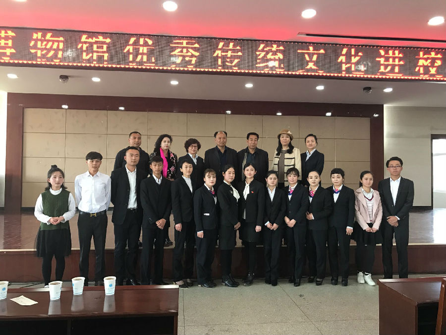 州博物馆工作人员和学院工作人员合影.jpg