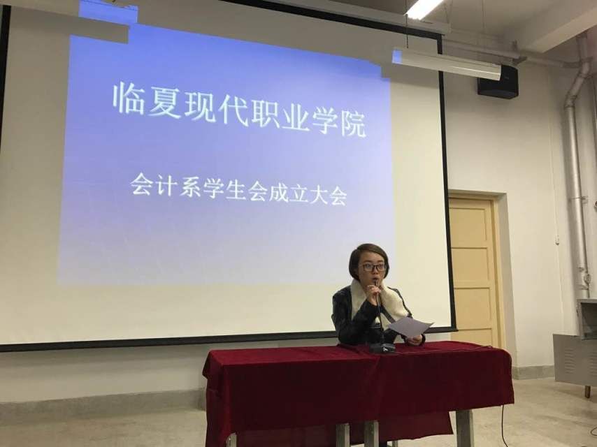 3陈琳老师主持选举大会.jpg