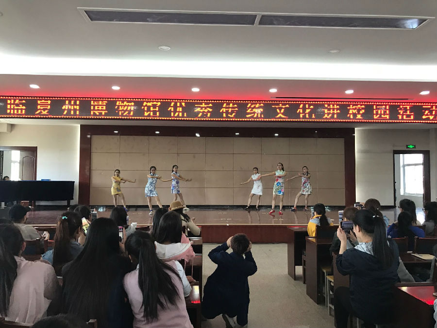 学生表演舞蹈节目《落花情》.jpg
