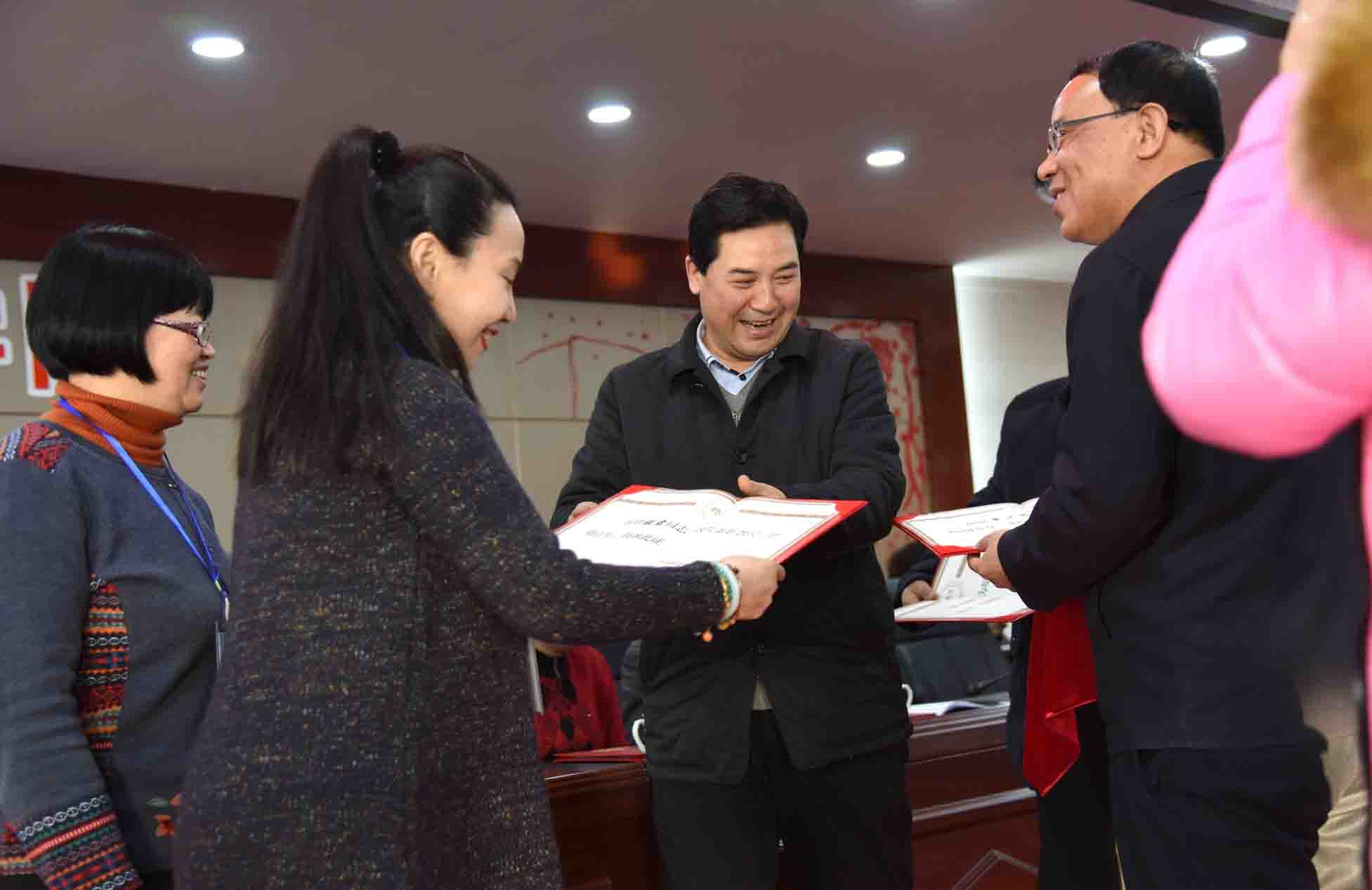 3副州长马明杰、学院领导颁发聘任证书.jpg