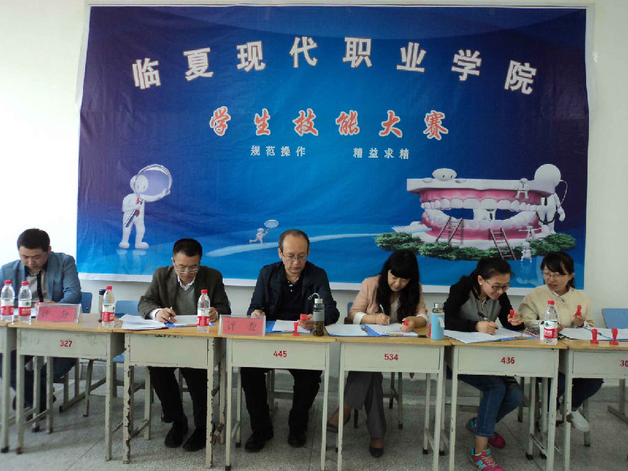 牙齿雕刻评委现场打分.JPG