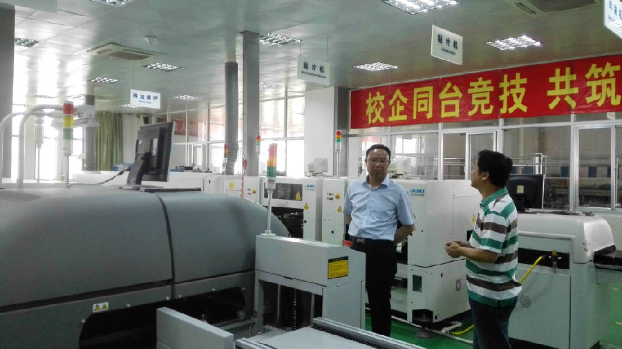 参观厦门技师学院机电加工设备.jpg