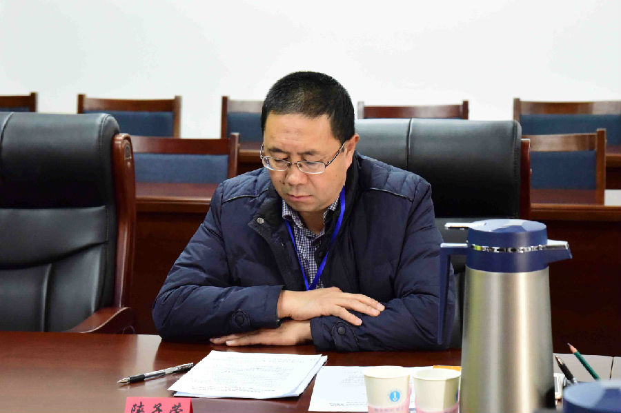 2.课题组负责人陕子荣介绍研究报告及论文撰写情况.JPG