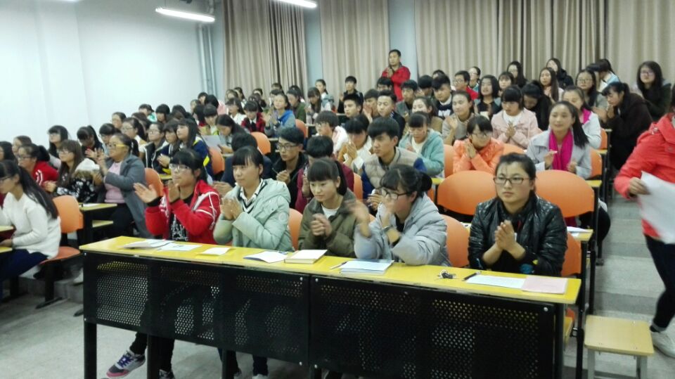 5同学们精彩的演讲博得师生们的阵阵掌声.jpg