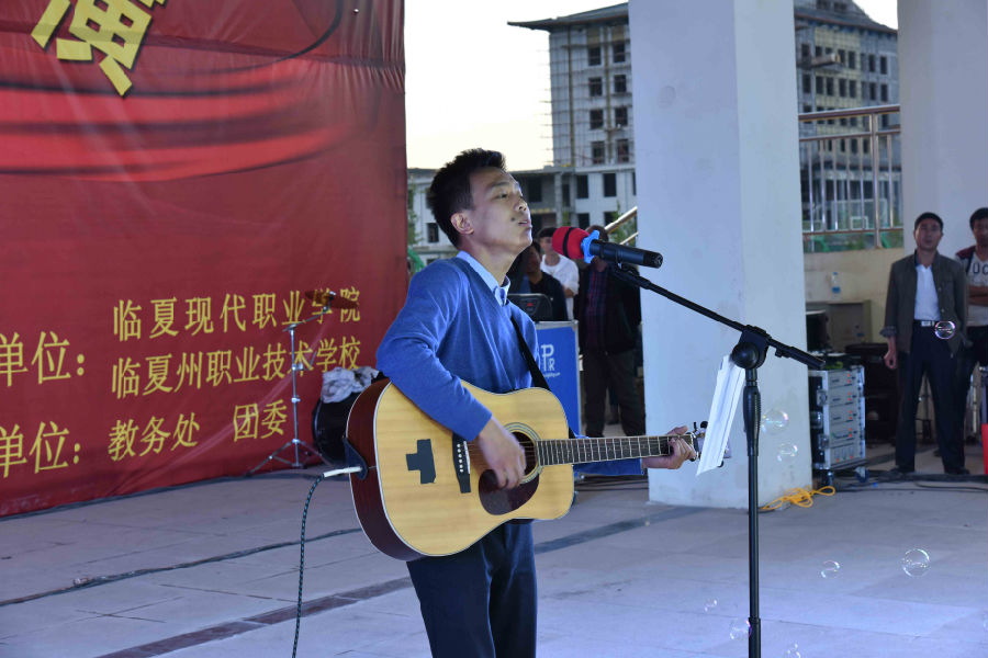 8汽车系何洋老师吉他弹唱.JPG