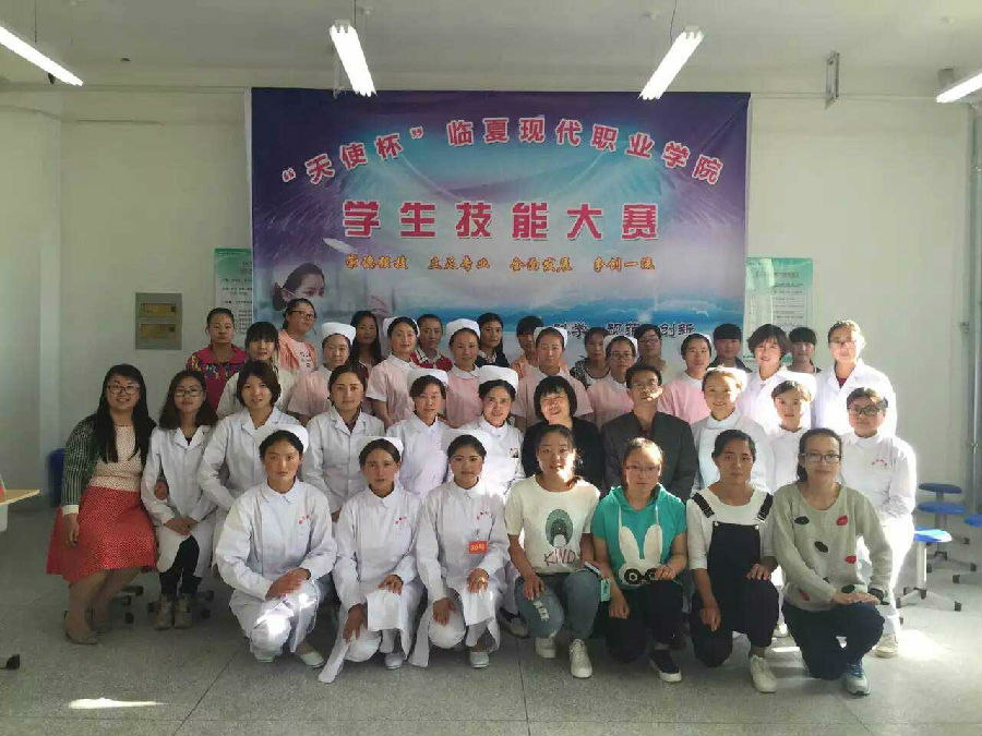 赛后评委与学生合影.jpg