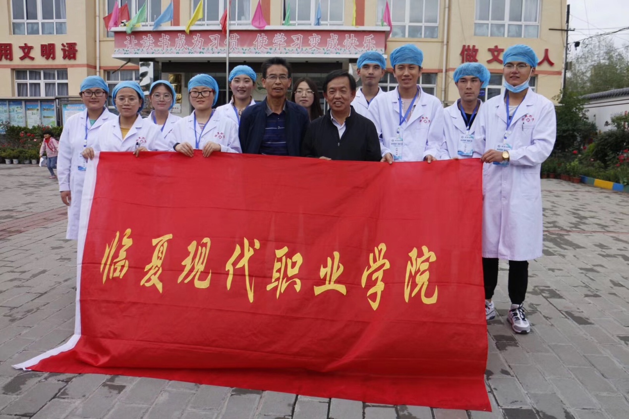 临夏现代职业学院医学系师生参与“扶贫助弱，健康口腔”示范项目-----普通儿童口腔综合防治及治疗活动临夏市木场小学站 
