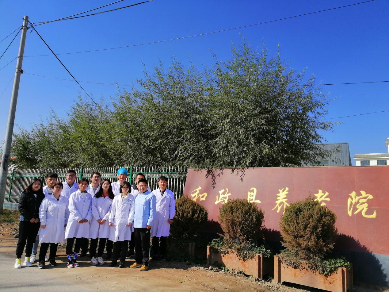 临夏现代职业学院医学系师生参与“扶贫助弱，健康口腔”示范项目-----贫困无牙颌老人免费镶牙项目和政县养老院站  