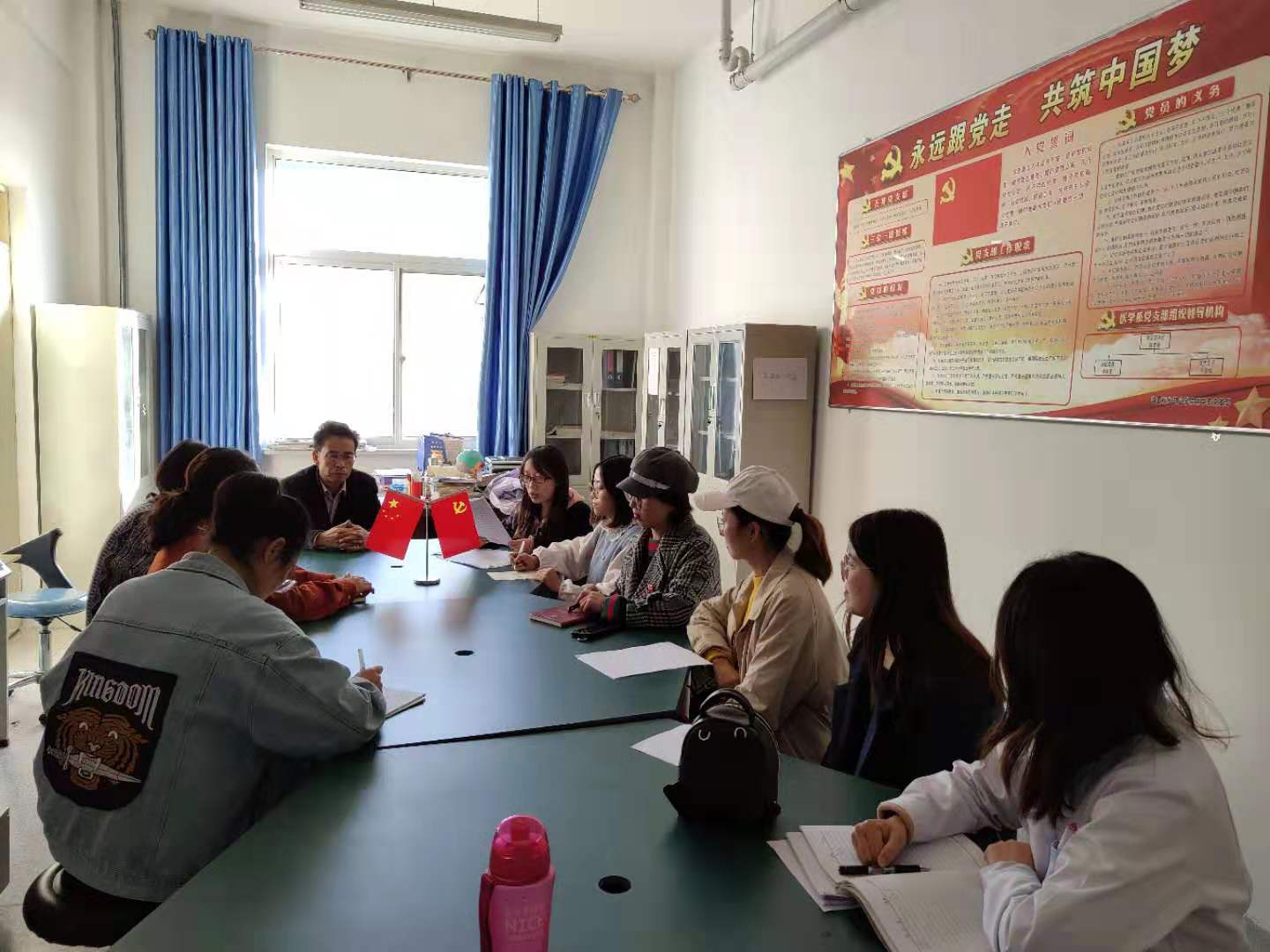 临夏现代职业学院医学系党支部全体党员及各教研室主任共同学习党课《 践行初心使命——开创富民兴临新局面》 