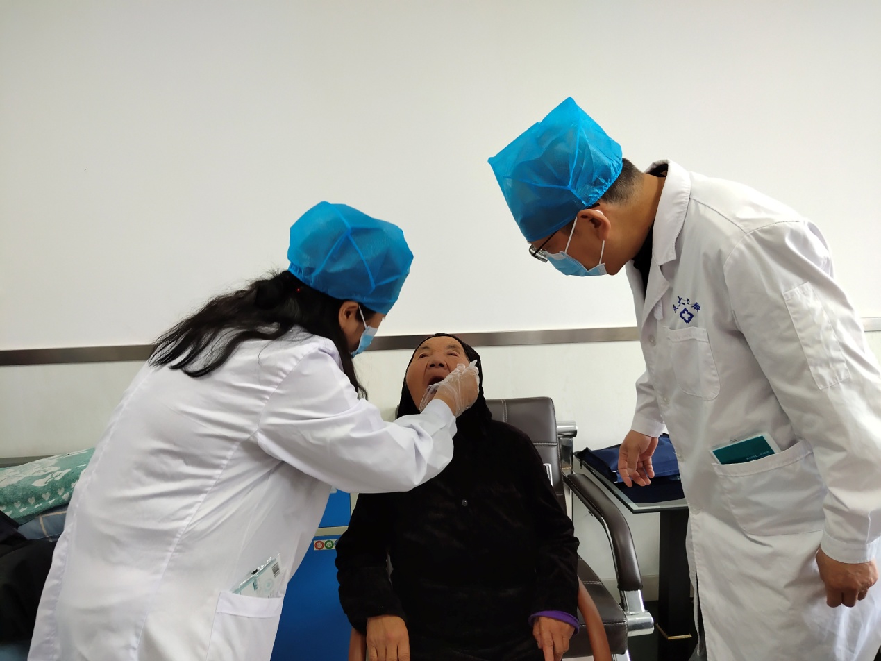 临夏现代职业学院医学系师生参与“扶贫助弱，健康口腔”示范项目-----贫困无牙颌老人免费镶牙项目和政县综合福利院站