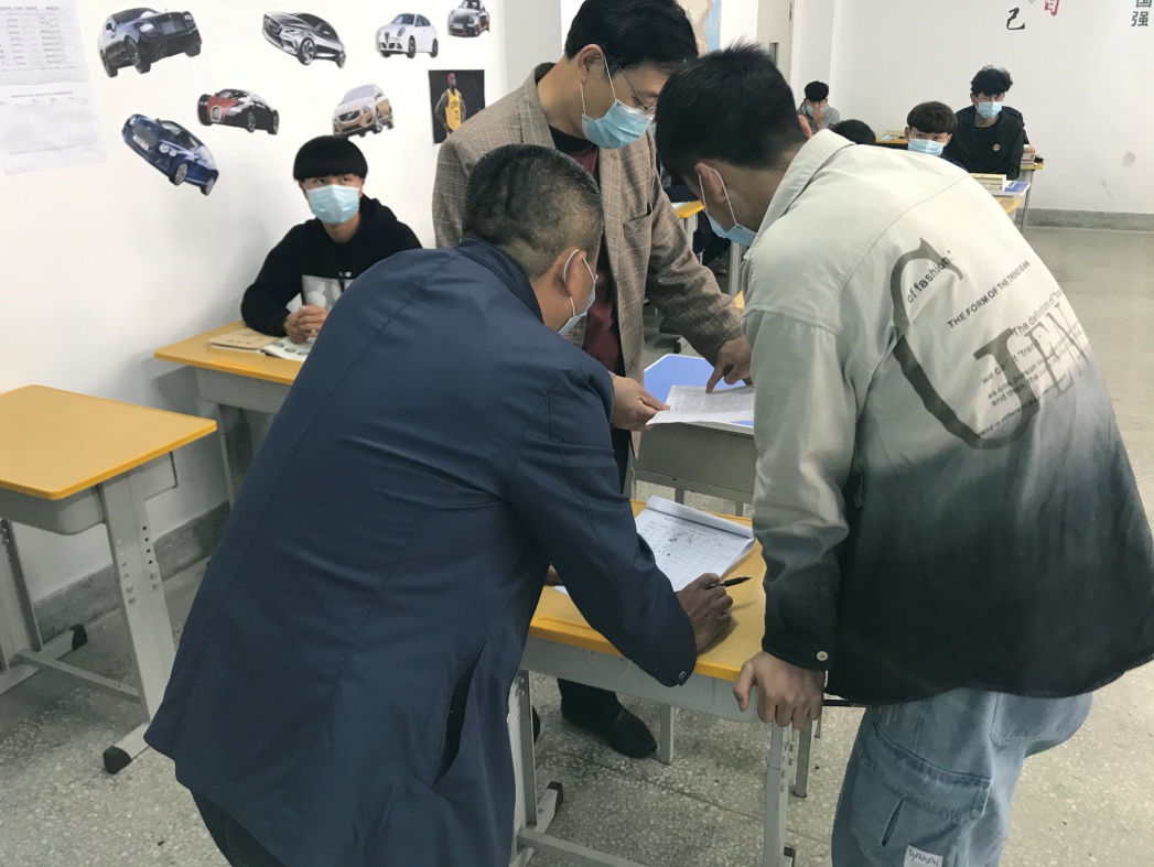 学生处深入班级检查疫情期间体温检测情况