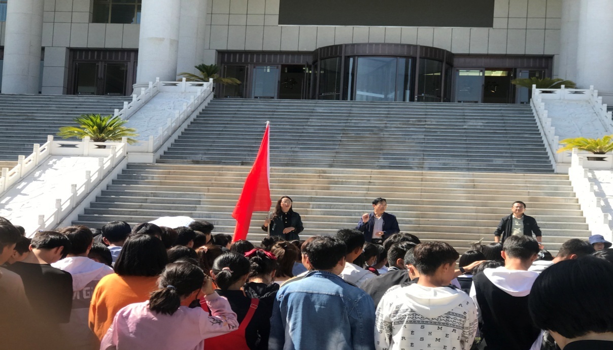 组织2020级新生参观禁毒教育基地