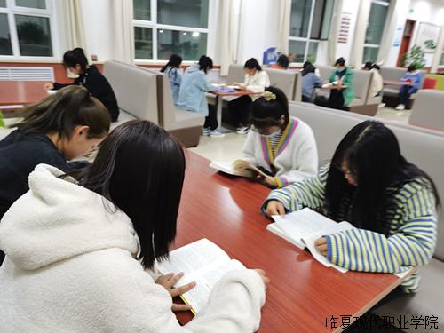 临夏现代职业学院图书馆晚自习期间正式开放